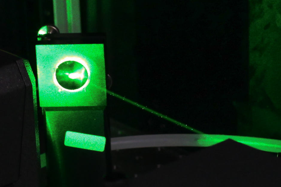 Lasertechnik, die einen grünen laserstahl wirft
